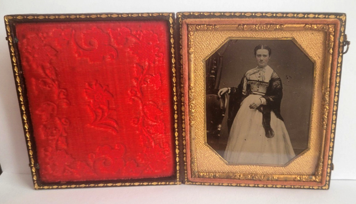 1860S TINTYPE NOT DAGUERREOTYPE BEAUTIFUL YOUNG LADY WEARING VERY ELEGANT DRESS