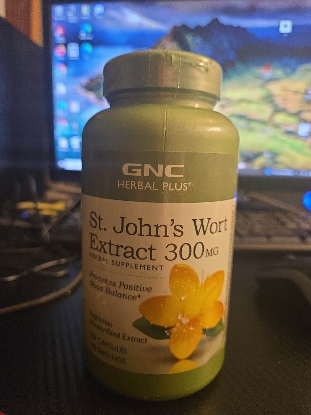 GNC Herbal Plus St. John\'s Wort Extract 300 mg 200 Capsules exp 12/2026 GNC Herbal Plus St. John\'s Wort Extract 300 mg 200 Capsules exp 12/2026