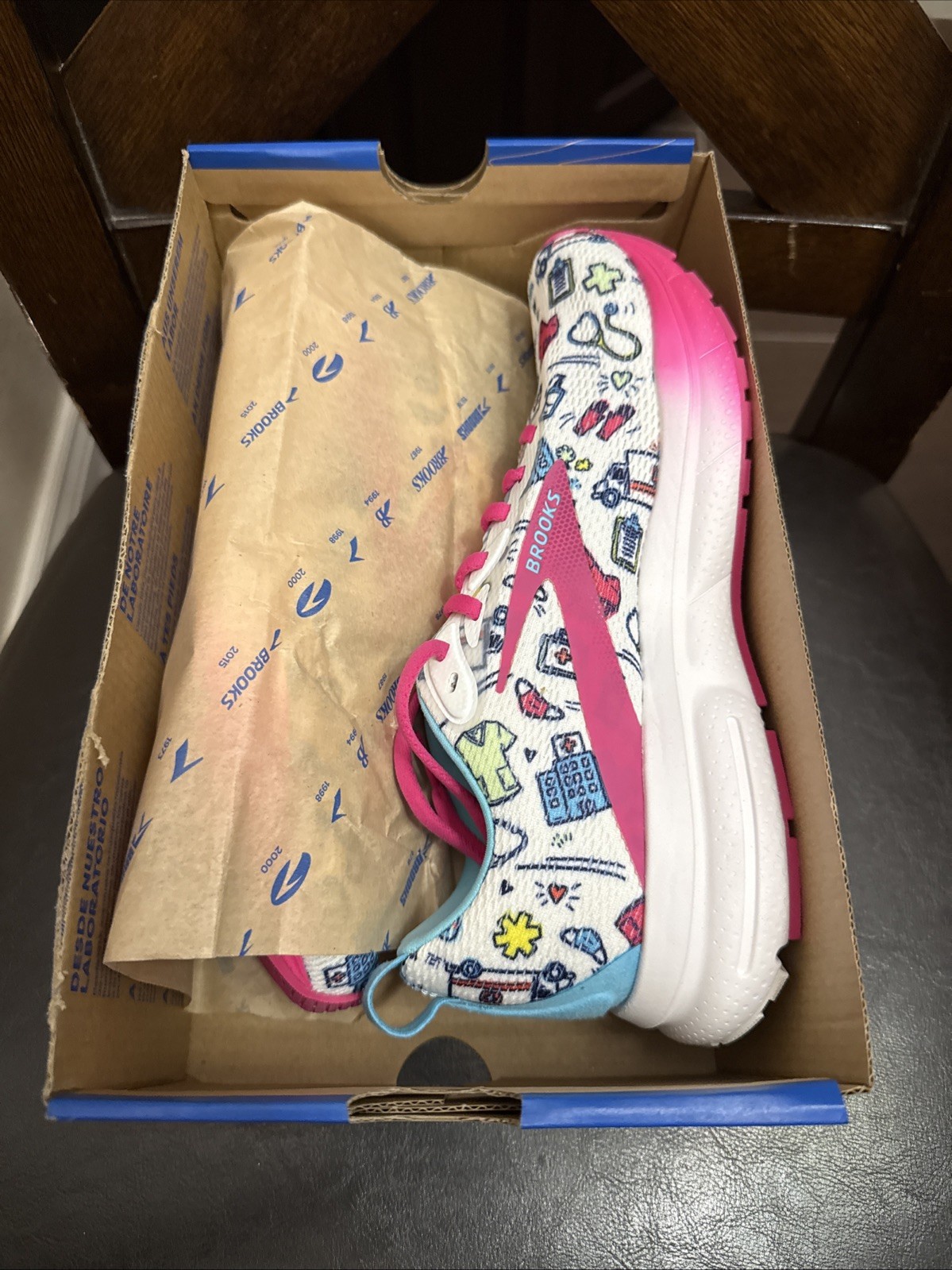 BROOKS Trace 4 Hero Medical Nurse Running Shoes Womens 7.5 B White Pink No Lid BROOKS Trace 4 Hero Medical Nurse Running Shoes Womens 7.5 B White Pink No Lid