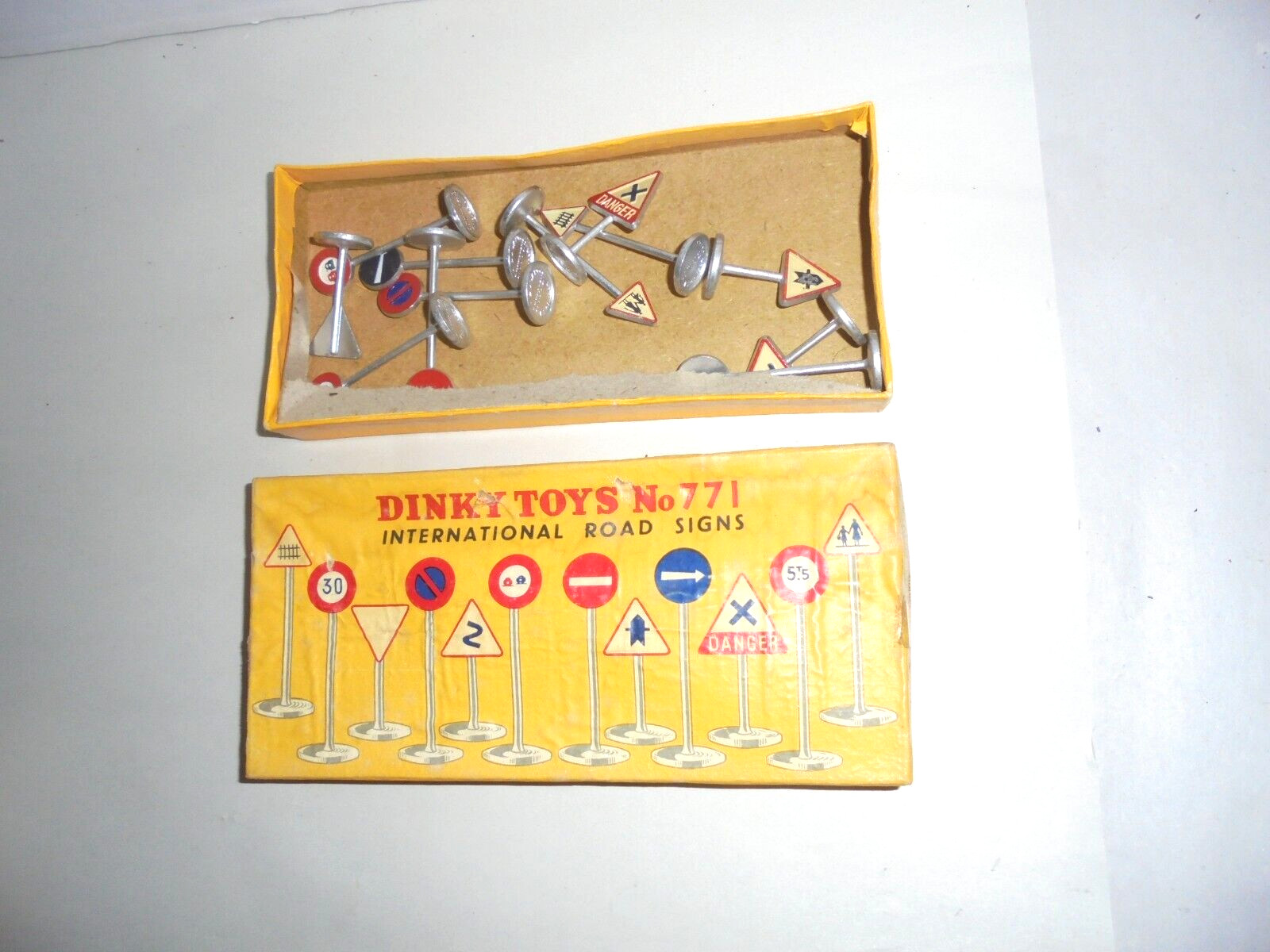 DINKY 771 DIECAST ROAD SIGNS WITH ORIGINAL BOX VINTAGE