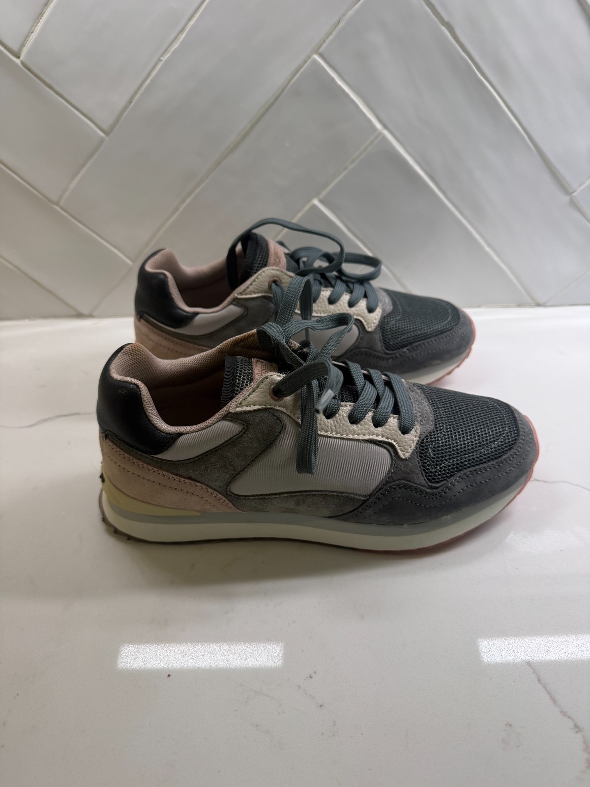 HOFF Seoul Women’s Sneakers-Size 8 Multicolor Suede Leather-Excellent Preowned HOFF Seoul Women’s Sneakers-Size 8 Multicolor Suede Leather-Excellent Preowned