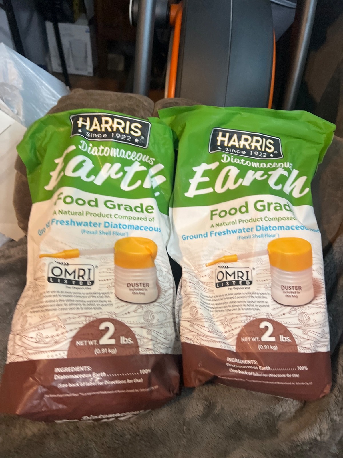 4 lbs Harris Food Grade Diatomaceous Earth with duster included for organic use