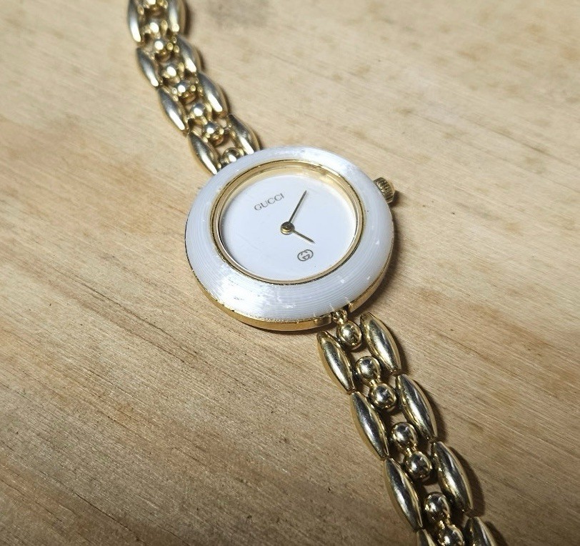 Gucci Plastic White Bezel,NOS,1100--11/12--11/12.2 NEW Pristine Condition Gucci Plastic White Bezel,NOS,1100--11/12--11/12.2 NEW Pristine Condition