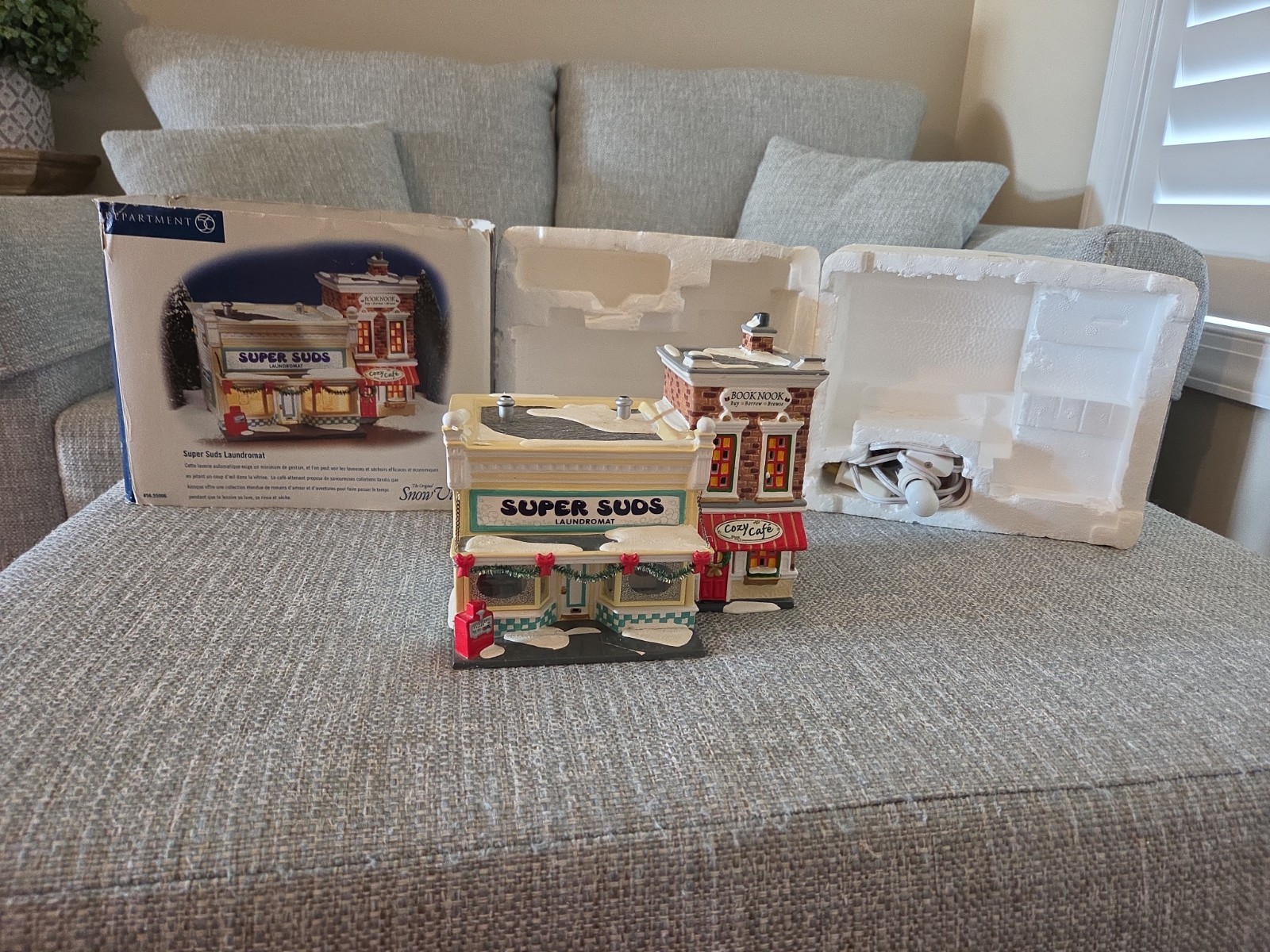 Dept 56 Snow Village Super Suds Laundromat 55006 Lighted Boxed Cozy Cafe Retired