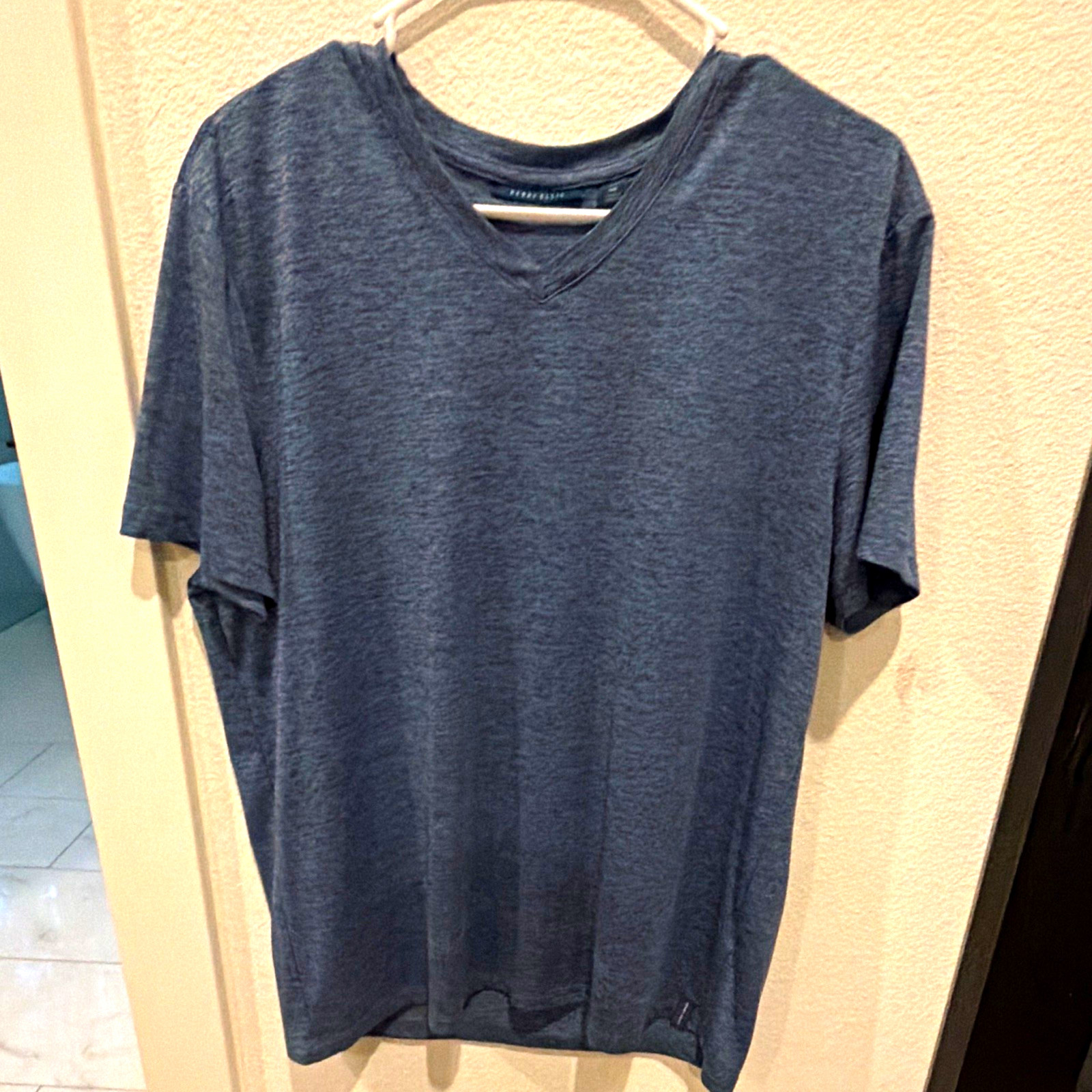 Perry Ellis Men\'s Regular Fit Blue Heather V-Neck Short Sleeve Knit T-Shirt L