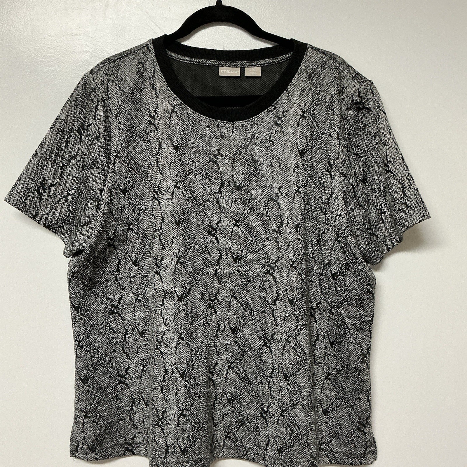 NWT Chico’s Size 3 US XL Snake Print Jacquard Tee Top Black Short Sleeve $59.50