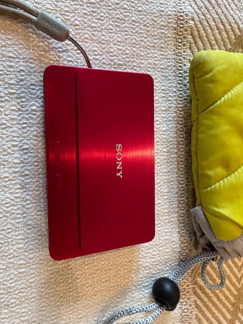 Sony Cyber-shot DSC-T700 10.1MP DIgital Camera Red Carl Zeiss Lens 4x Test Gift