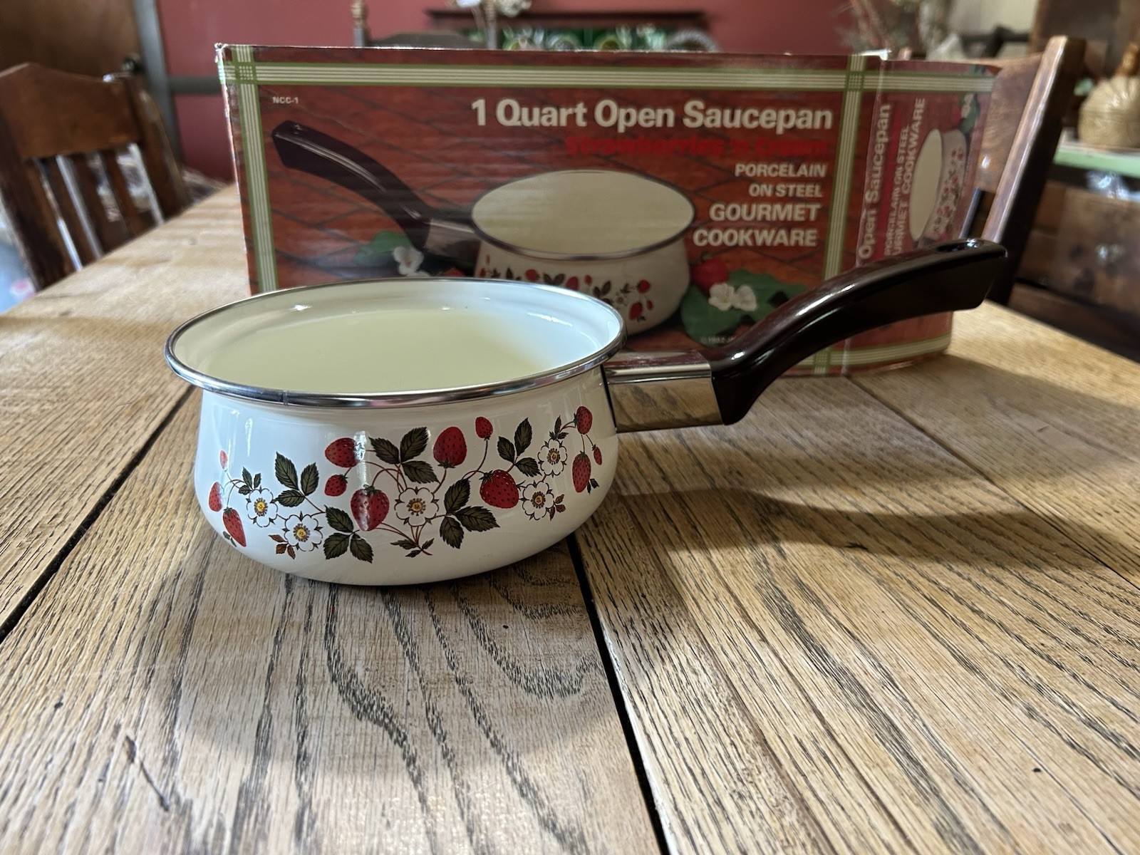 VTG MIB 1982 Sheffield Strawberries n\' Cream 1qt Enamelware Sauce Pan CUTE
