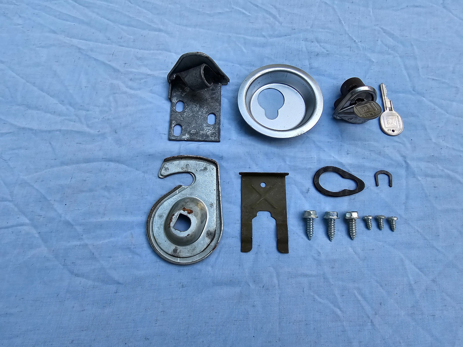 NOS 1961-1964 CHEVROLET STATION WAGON REAR COMPARTMENT LOCK WITH KEYS 985351