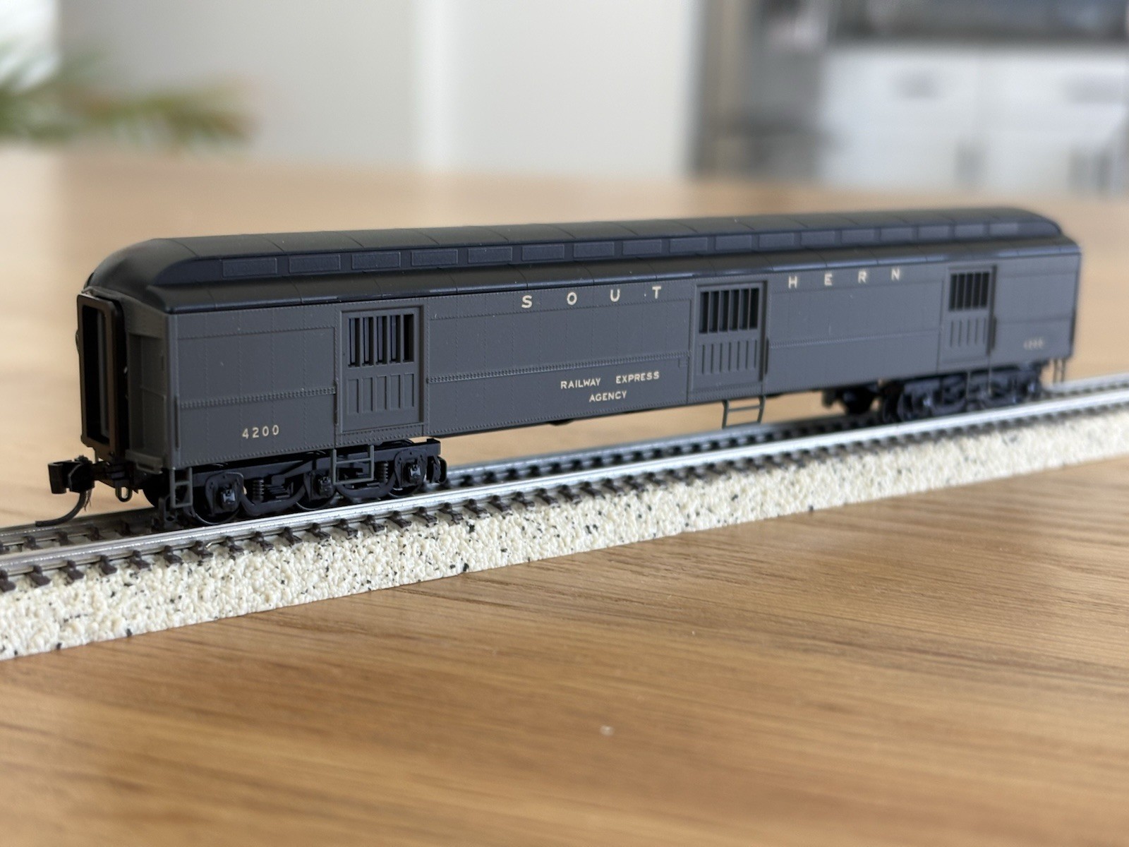 Micro Trains Southern Railway 70\' Heavyweight Horse Car REA #149 00 330 N Scale