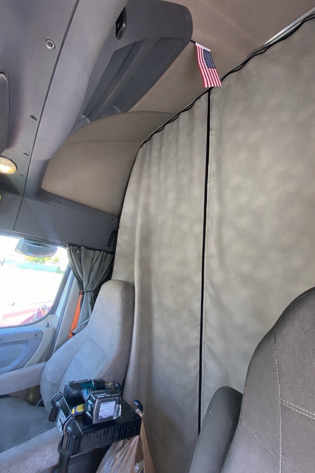 Freightliner Cascadia 2008-2018 Curtains Sleeper. High Roof New. Freightliner Cascadia 2008-2018 Curtains Sleeper. High Roof New.