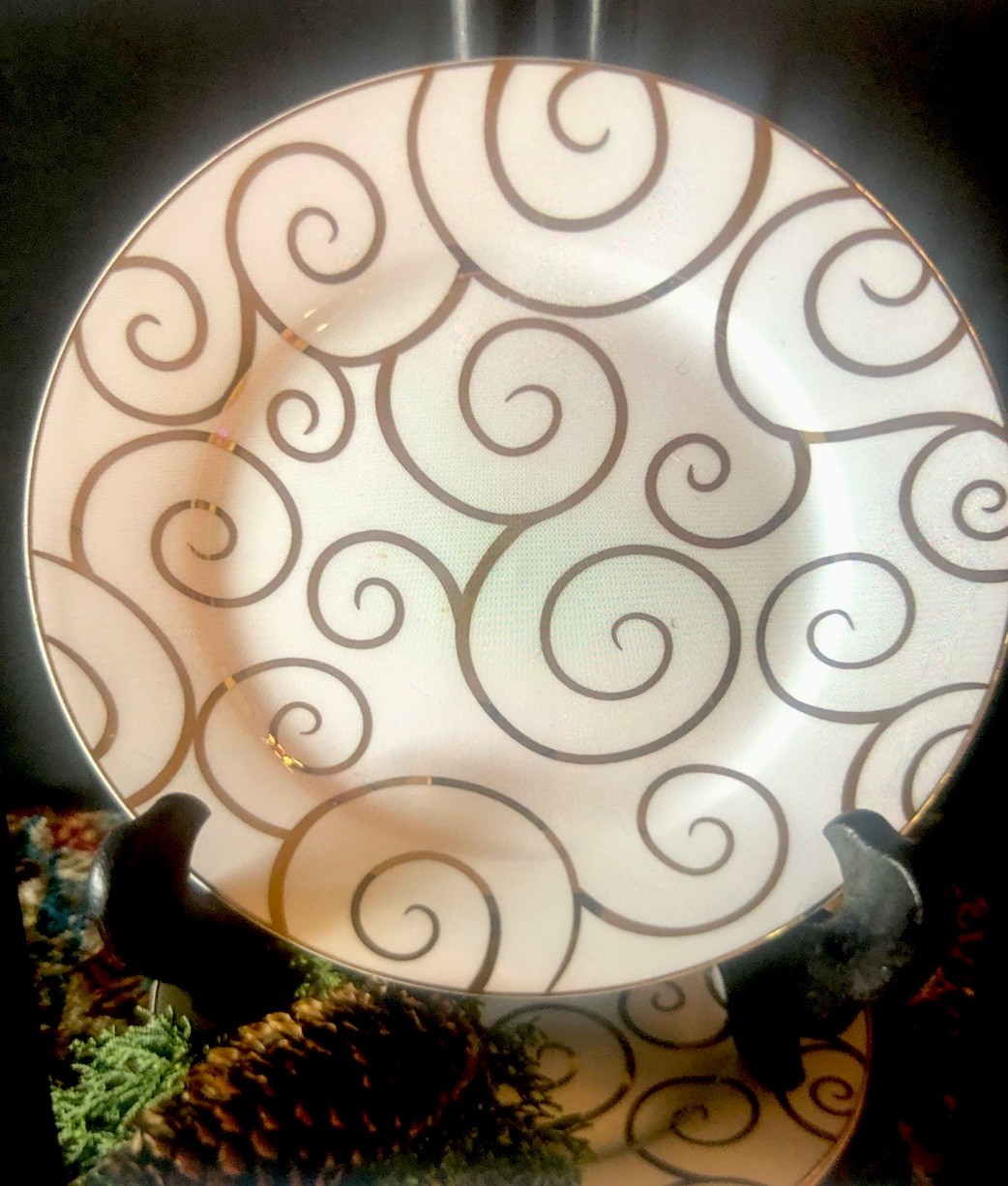 4 Pier 1 GOLD SWIRL Holiday Dessert Salad Plates 7.75” Porcelain Excellent 4 Pier 1 GOLD SWIRL Holiday Dessert Salad Plates 7.75” Porcelain Excellent