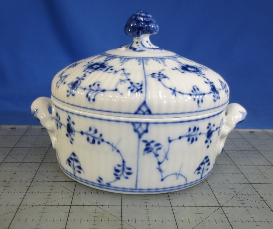 Royal Copenhagen Blue Fluted Plain Bonbonniere Butter Box No. 400 Excellent Royal Copenhagen Blue Fluted Plain Bonbonniere Butter Box No. 400 Excellent