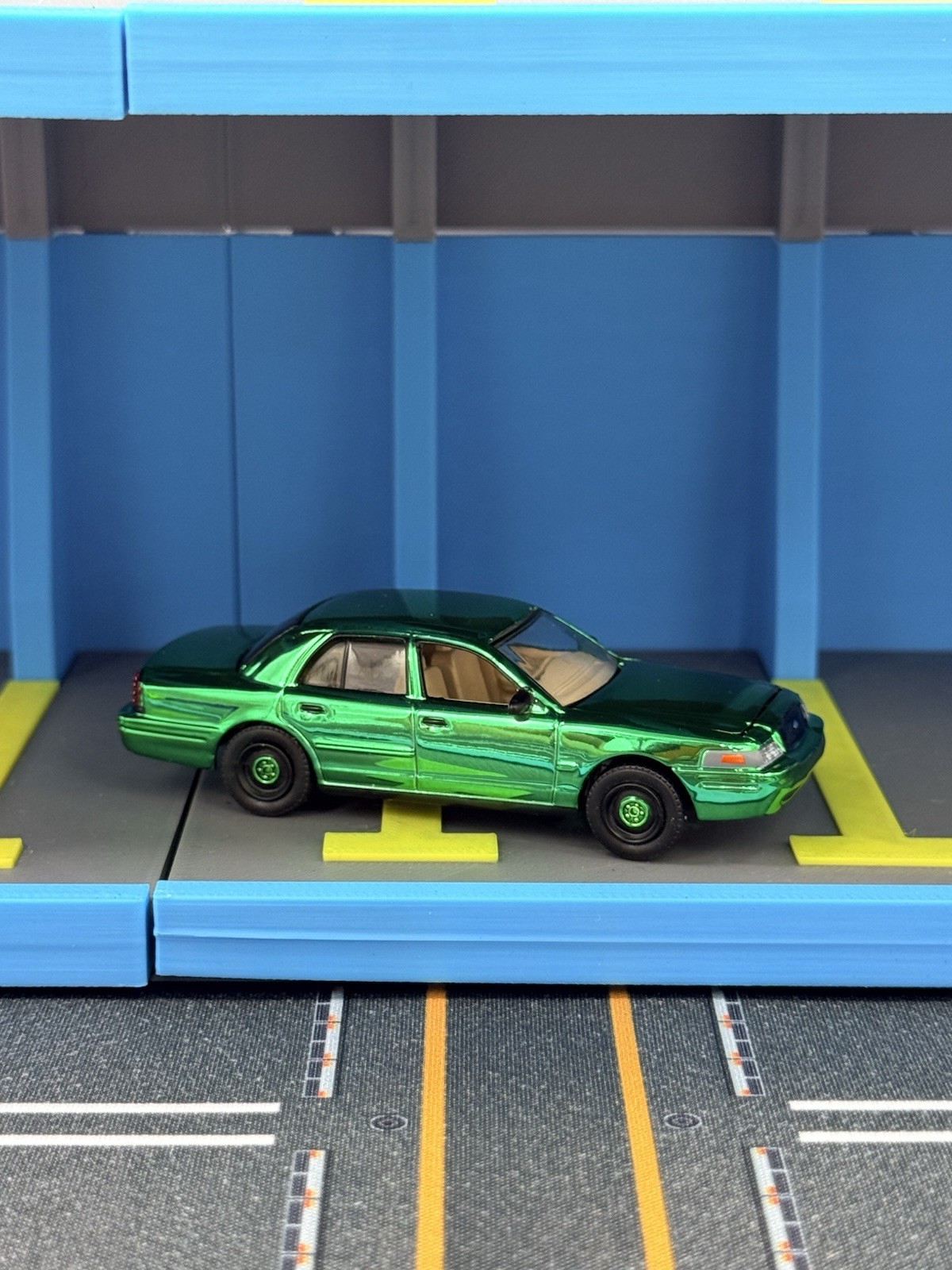 CHASE Greenlight 2005 Ford Crown Victoria 1:64 Scale Diecast Green Chrome