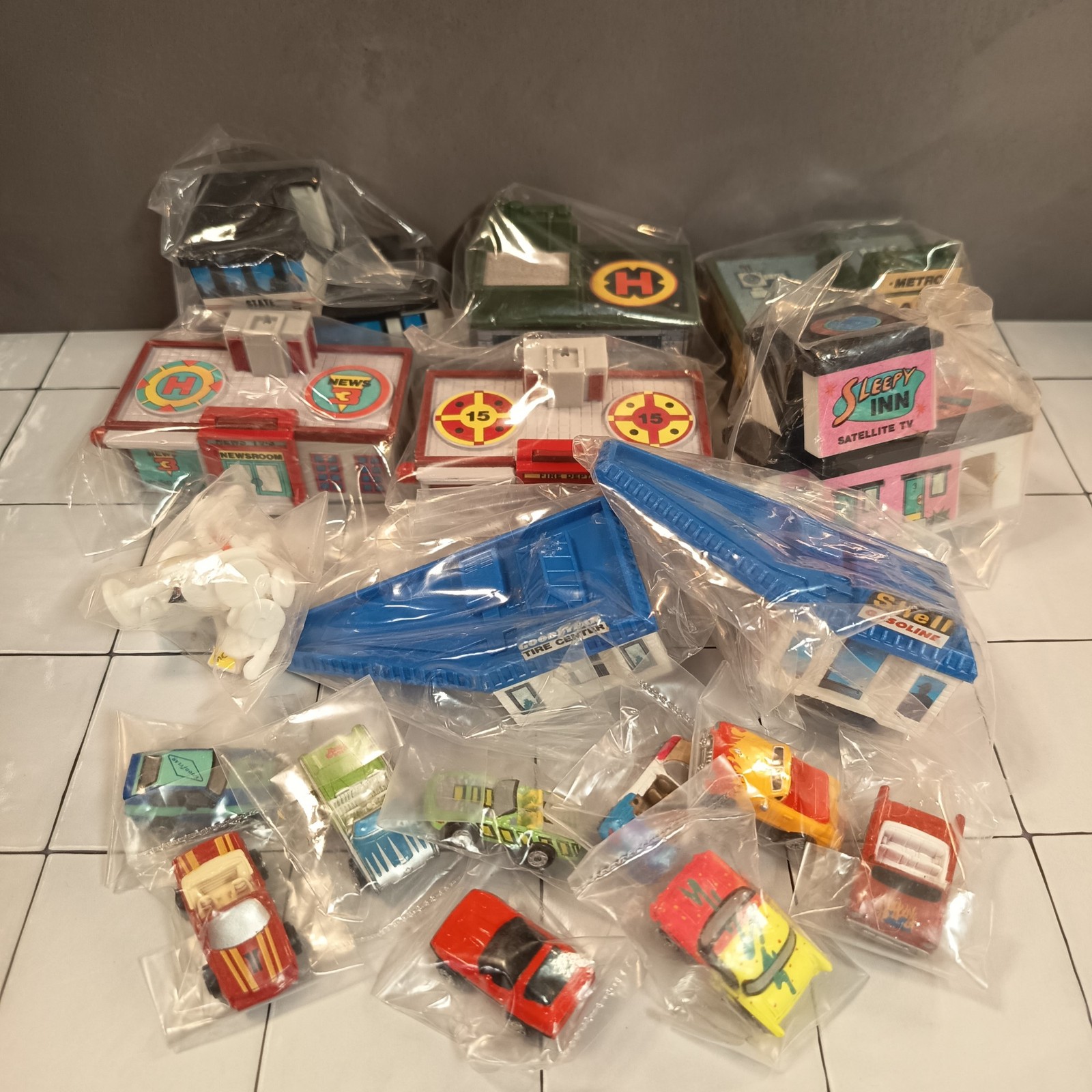 Micro Machines VILLAGE TOWN BUILDING SIGN LOT w 9 CAR Figure Galoob Vintage
