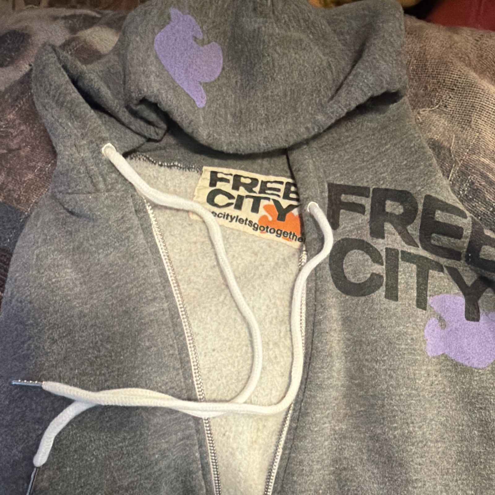 Free City Gray Full-Zip Hoodie Size S City Logo Graphic Pockets 24 x 18.5 inches