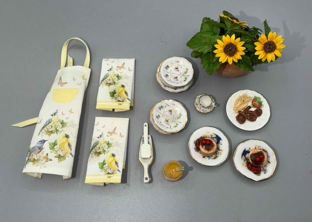 MINIATURE DOLLHOUSE 1:12 SCALE REUTTER & APRON TOWELS & MORE