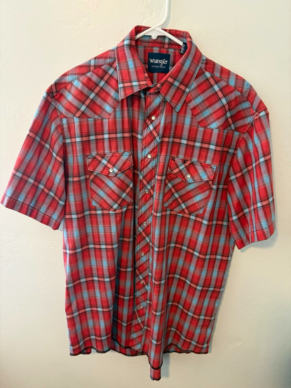 Wrangler Men\'s L Red Blue Gray Plaid Short Sleeve Point Collar Button-Up Pockets Wrangler Men\'s L Red Blue Gray Plaid Short Sleeve Point Collar Button-Up Pockets
