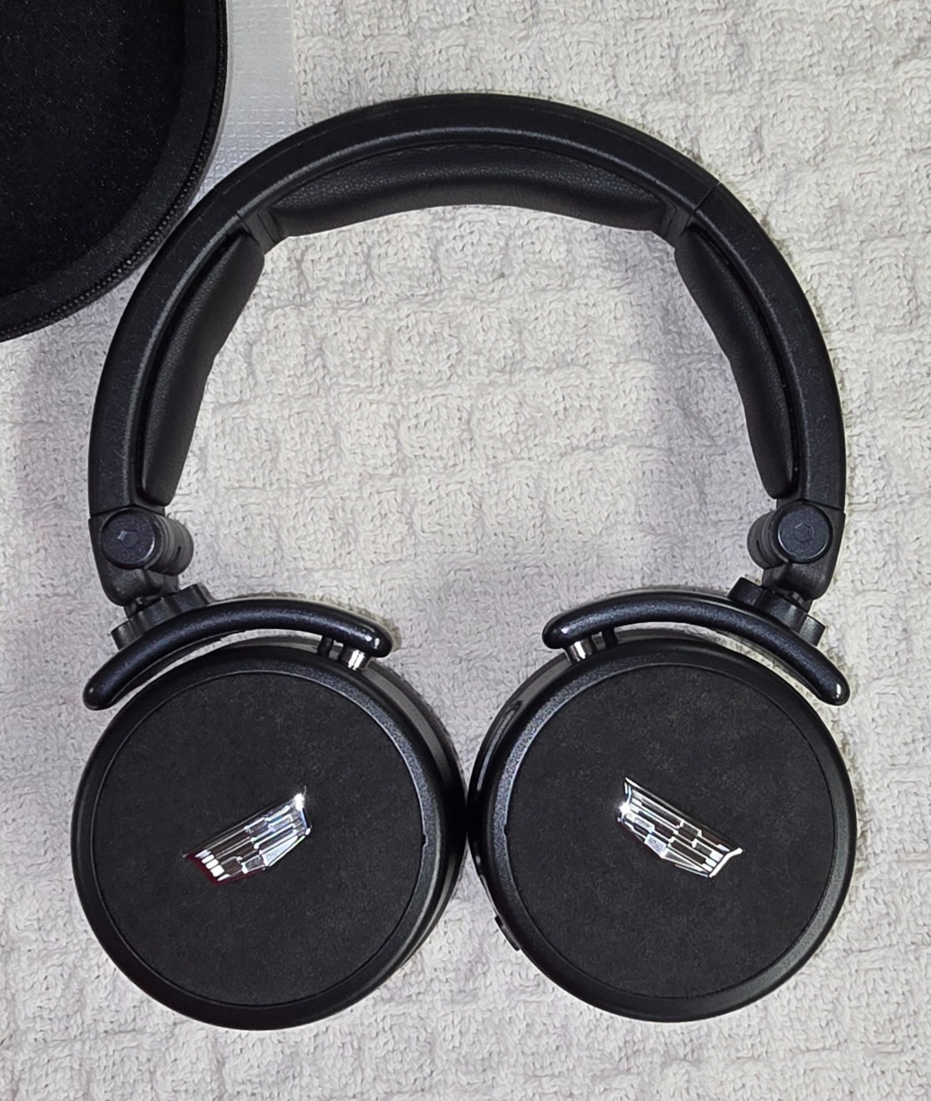 NEW GM # 19540629 Cadillac escalade Bluetooth Headphones with Logo 