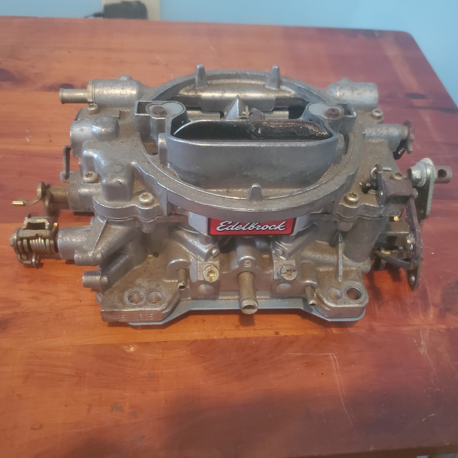 EDELBROCK CARBURETOR 600CFM 1405 USED