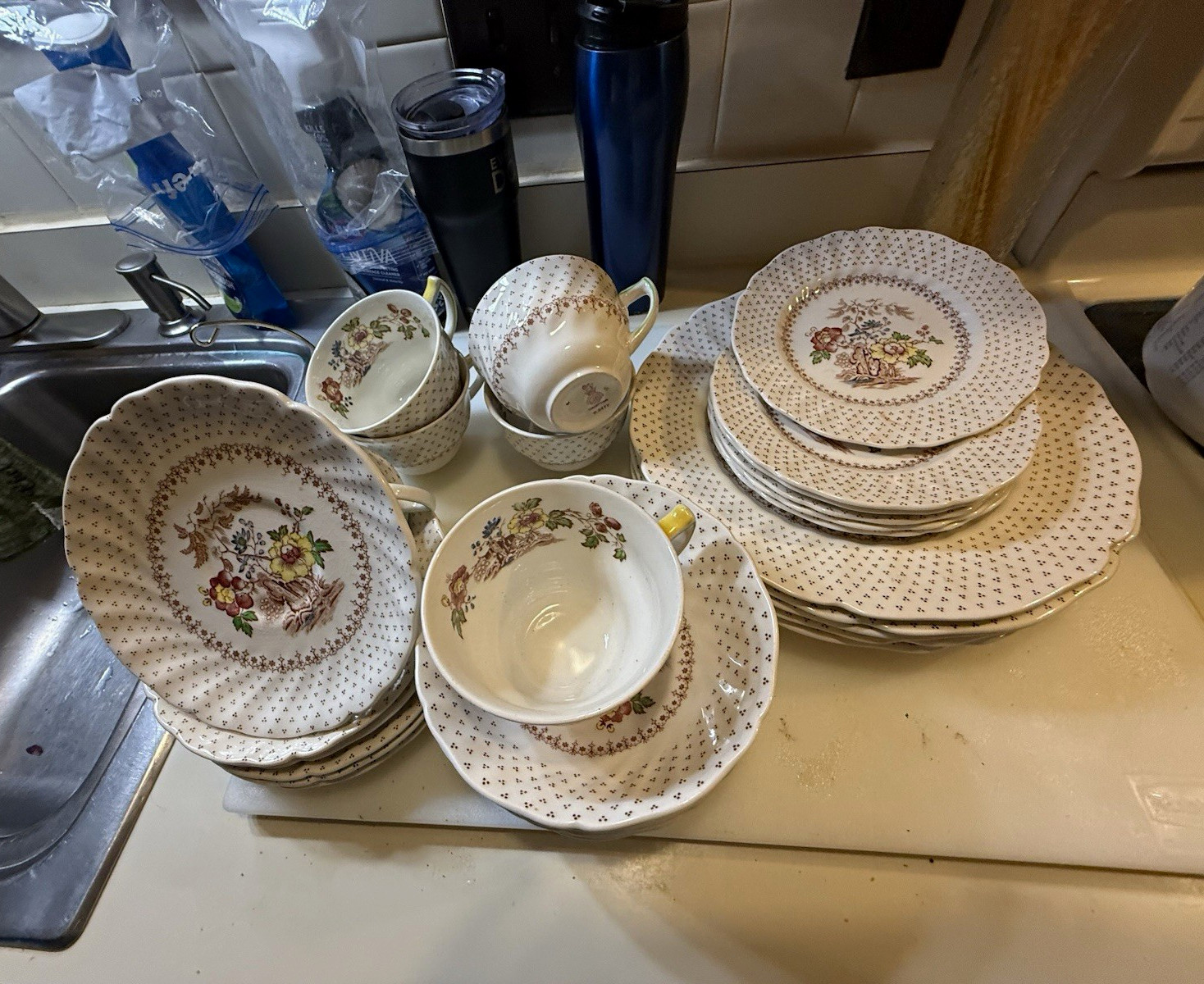 Royal Doulton Grantham D5477 Ceramic Floral Dinner Set Cup Saucer Plate ,England
