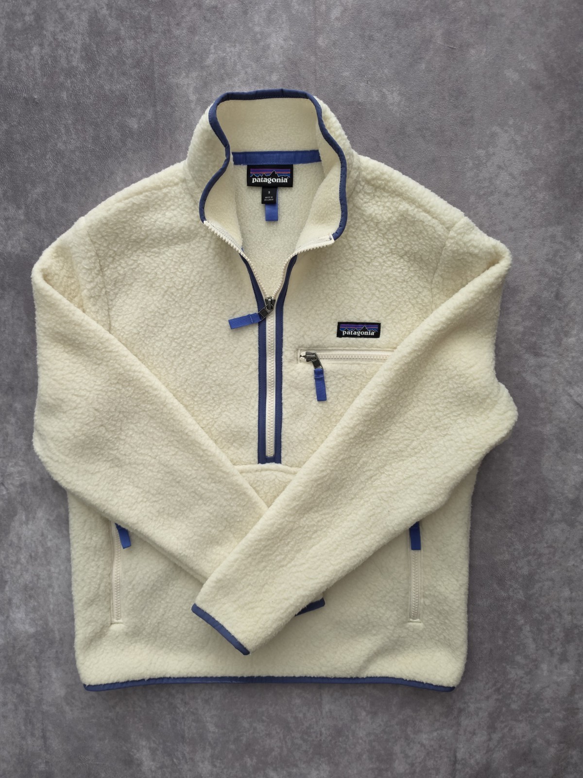 SKU0317 Patagonia Women’s Small Retro Pile Fleece Pullover Ivory Blue Sherpa