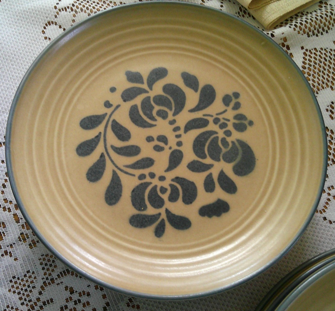 Pfaltzgraff Folk Art 8.75\