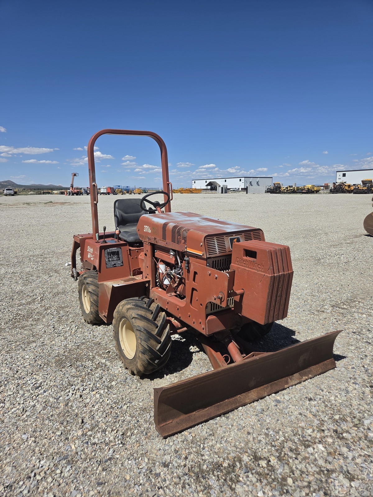 2002 Ditch Witch 3700 4x4 Trencher OROPS -4271 2002 Ditch Witch 3700 4x4 Trencher OROPS -4271