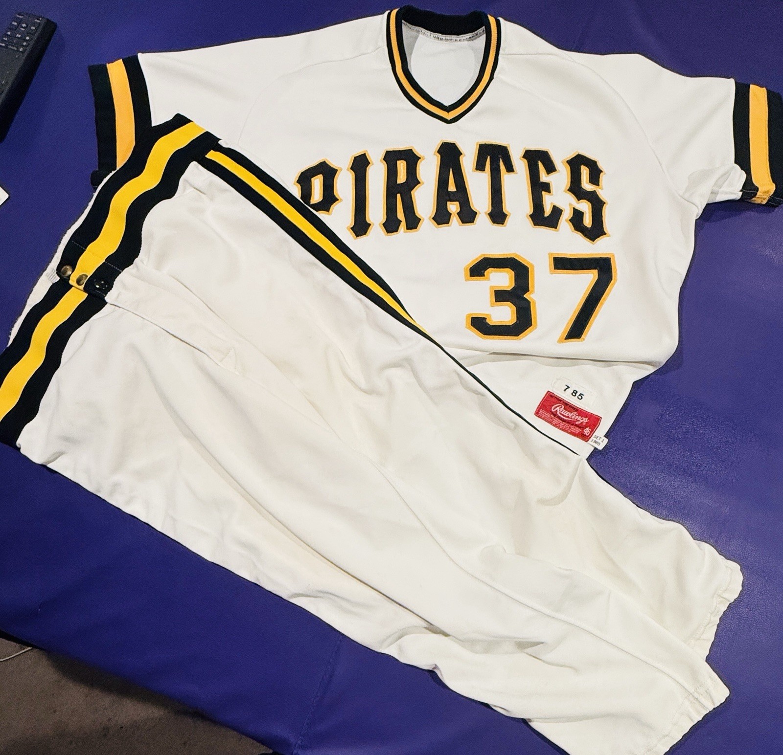 1985 Game Worn Rafael Belliard Pittsburgh Pirates Rawlings Uniform(Jersey/Pants) 1985 Game Worn Rafael Belliard Pittsburgh Pirates Rawlings Uniform(Jersey/Pants)