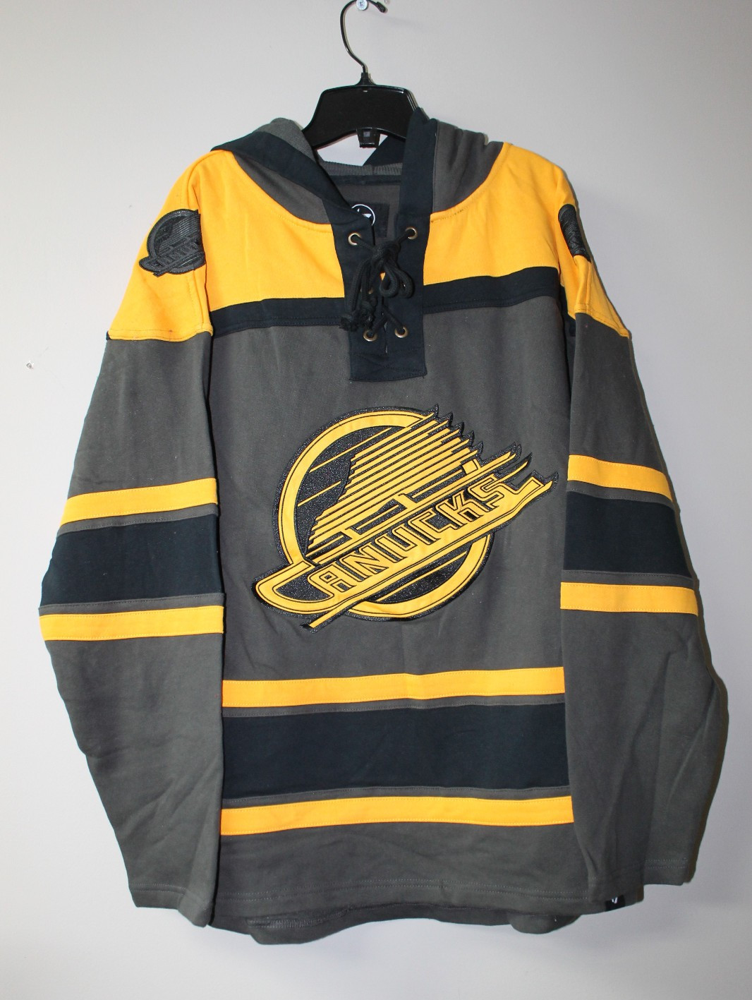 New NHL Vancouver Canucks Lacer jersey style mid weight cotton hoodie men\'s L