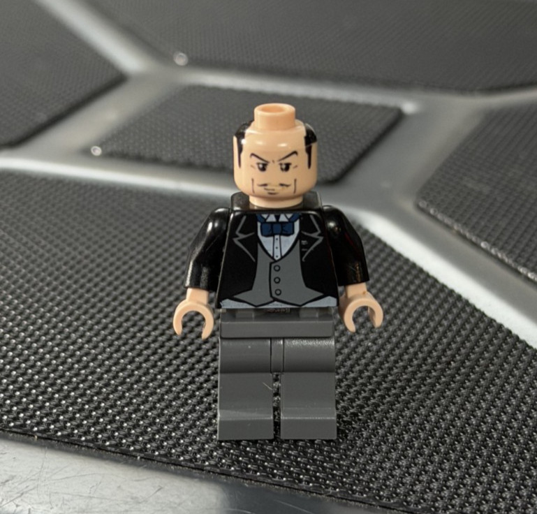 LEGO Batman Minifigure Alfred Pennyworth (bat014) 2006 Used Cracked Torso LEGO Batman Minifigure Alfred Pennyworth (bat014) 2006 Used Cracked Torso