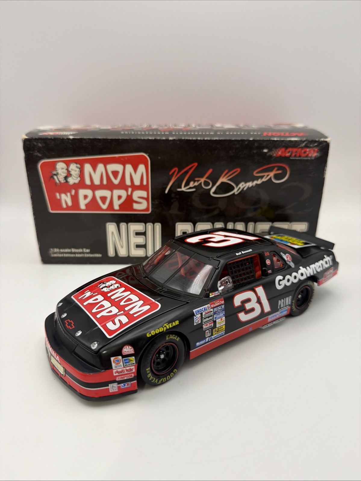 Action Neil Bonnett 1992 Mom N Pops Chevy Lumina NASCAR Diecast 1/24 Black 31