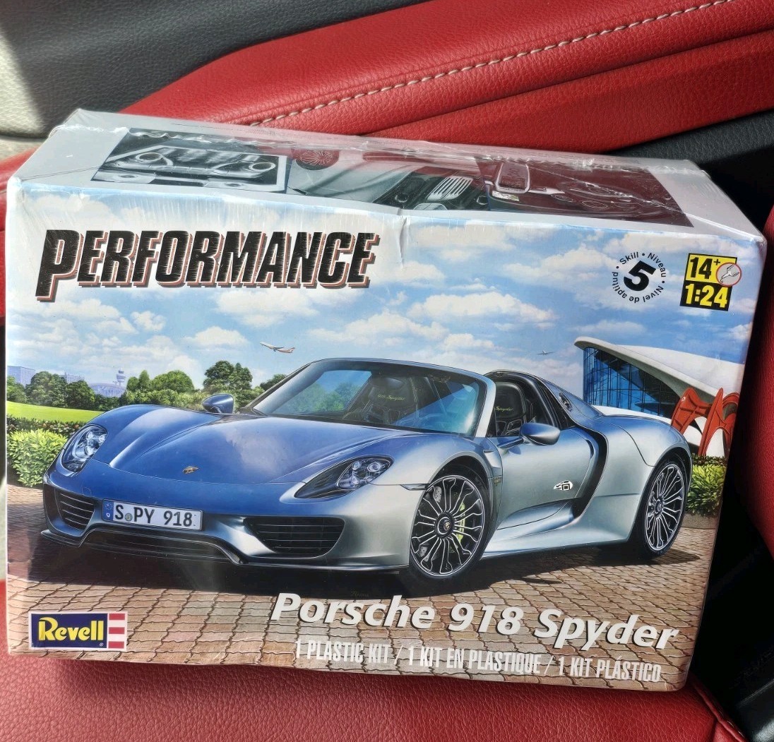 Revell Porsche 918 Spyder 1:24 Scale Model Kit 07026 ~ New Revell Porsche 918 Spyder 1:24 Scale Model Kit 07026 ~ New