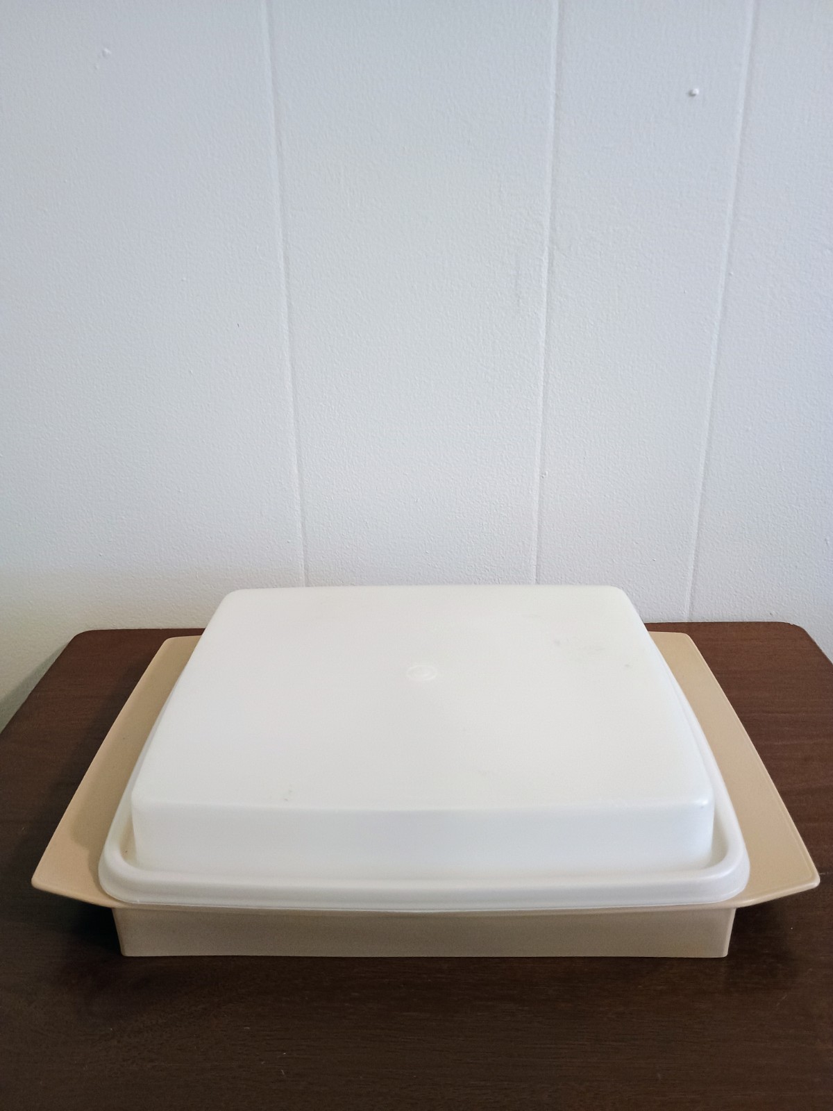 VINTAGE TUPPERWARE TAN DEVILED EGGS KEEPER WITH INSERTS AND LID VINTAGE TUPPERWARE TAN DEVILED EGGS KEEPER WITH INSERTS AND LID