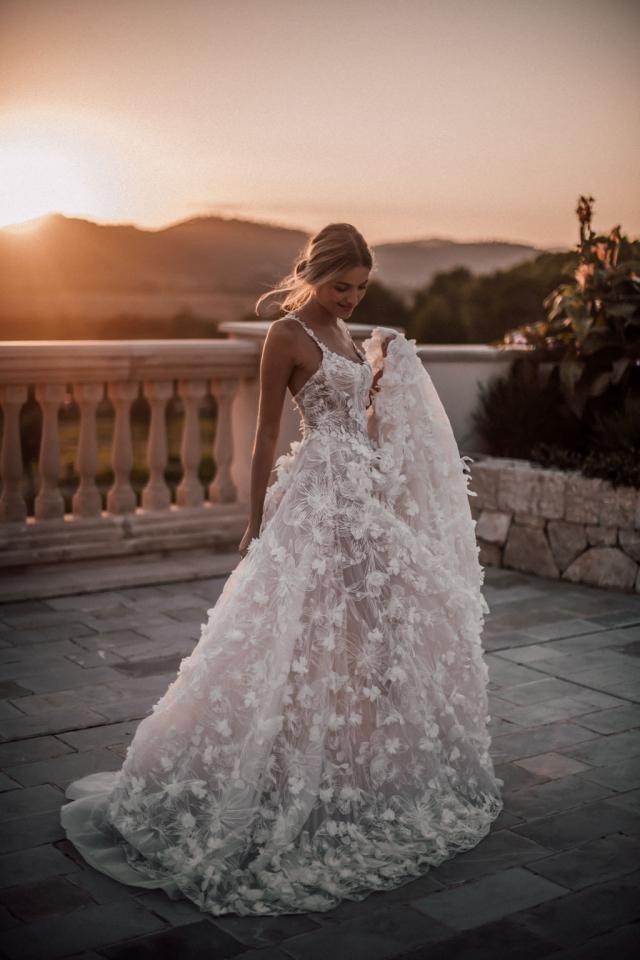 Galia Lahav Fabiana Wedding Dress Size 4 (size 40) 3D Floral Appliques Ballgown