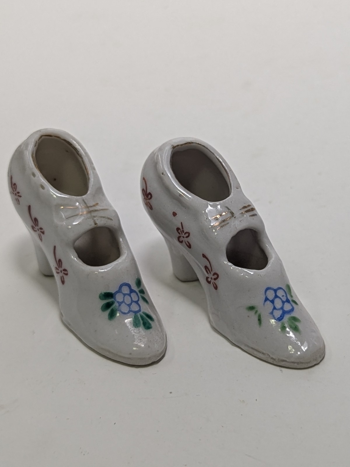 Vintage Hand Painted Porcelain Pair of Shoes from Japan Vintage Hand Painted Porcelain Pair of Shoes from Japan