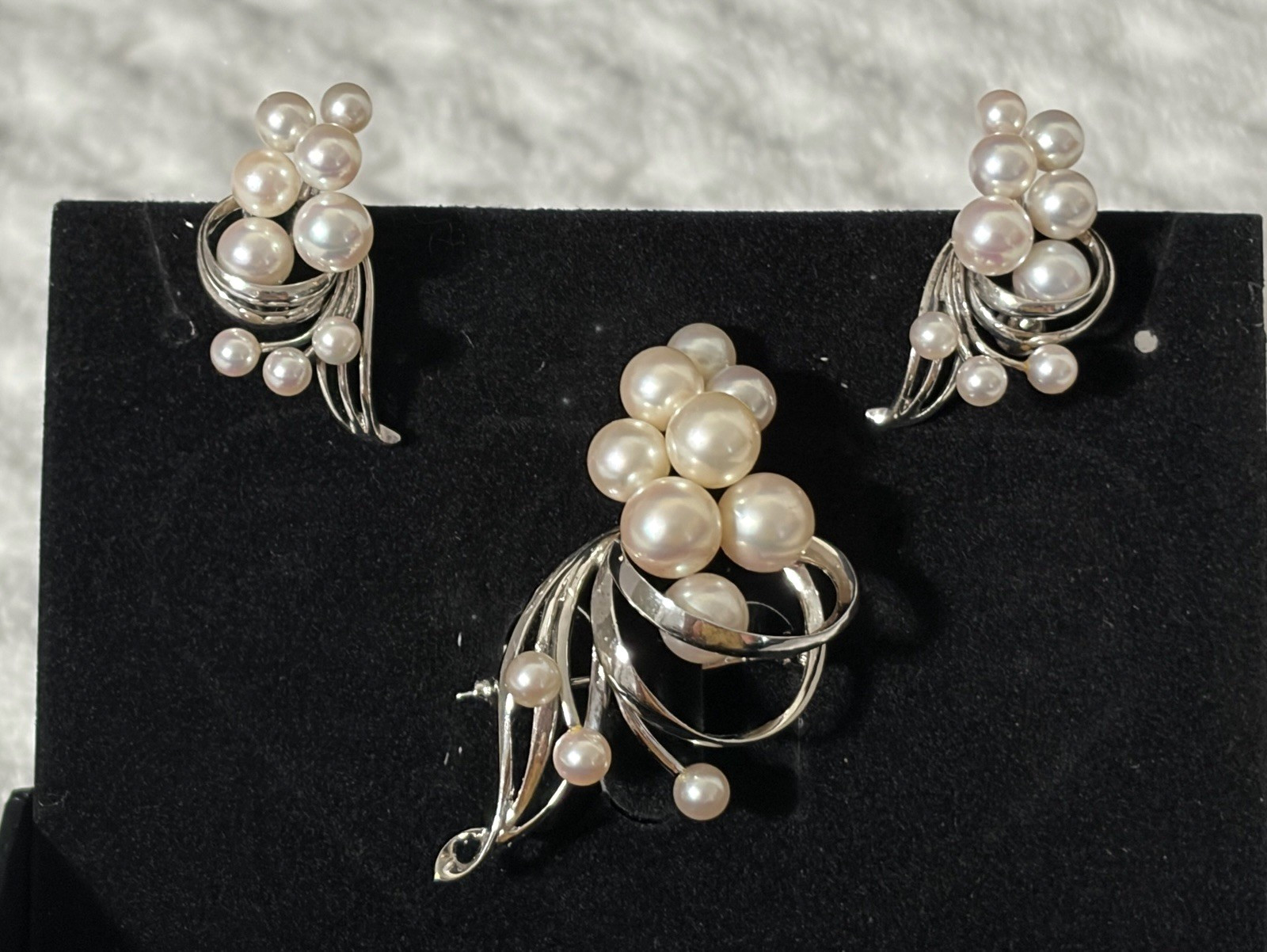 Mikimoto, Akoya 11 pearl brooch and 9 pearls on each earring, (29)