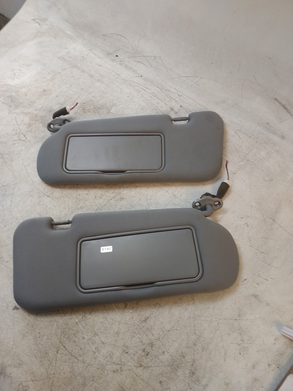 03-2009 Kia Sorento Driver & Passenger Side Sun Visor Pair Set Gray Lighted oem 03-2009 Kia Sorento Driver & Passenger Side Sun Visor Pair Set Gray Lighted oem
