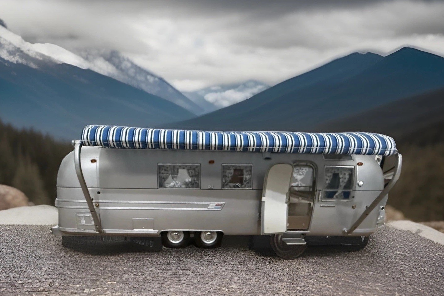 1968 FRANKLIN MINT AIRSTREAM TRAILER1/24 SCALE 15.5\
