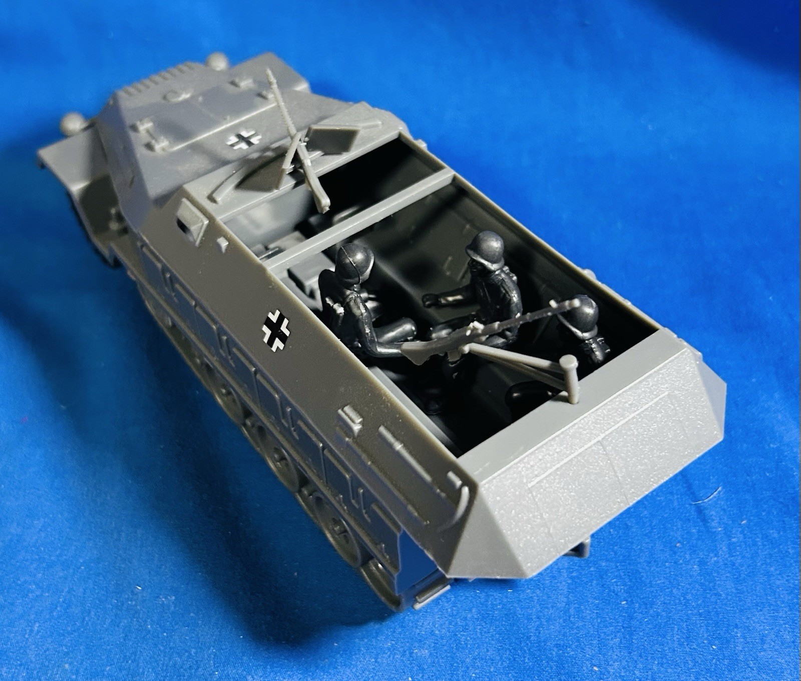 Classic Toy Soldiers CTS WWII GERMAN HANOMAG WITH TWO MACHINE GUNS AND CREW Classic Toy Soldiers CTS WWII GERMAN HANOMAG WITH TWO MACHINE GUNS AND CREW