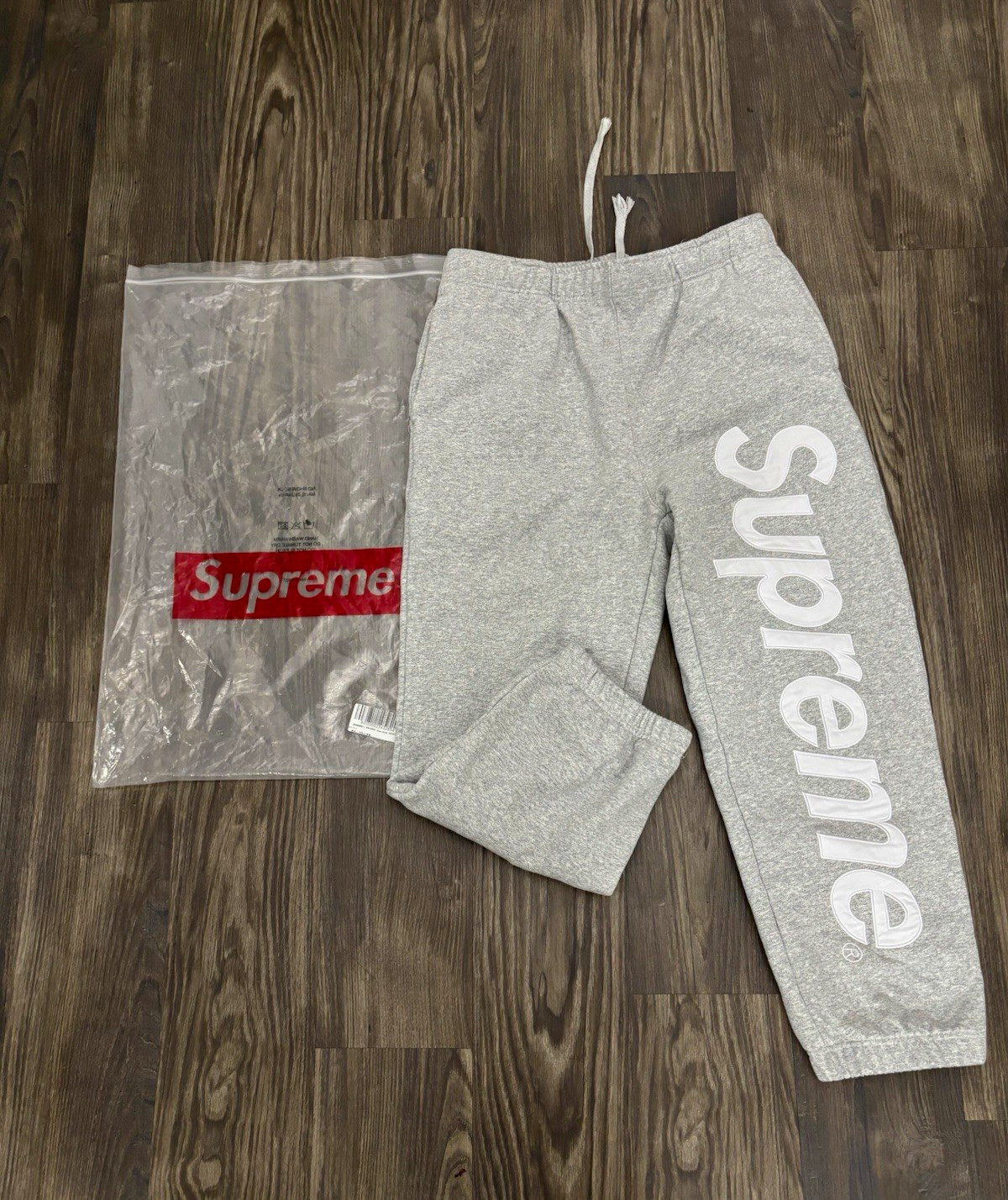 Supreme Men\'s Gray Logo Fleece Sweatpants Size L Cotton Drawstring Elastic Supreme Men\'s Gray Logo Fleece Sweatpants Size L Cotton Drawstring Elastic