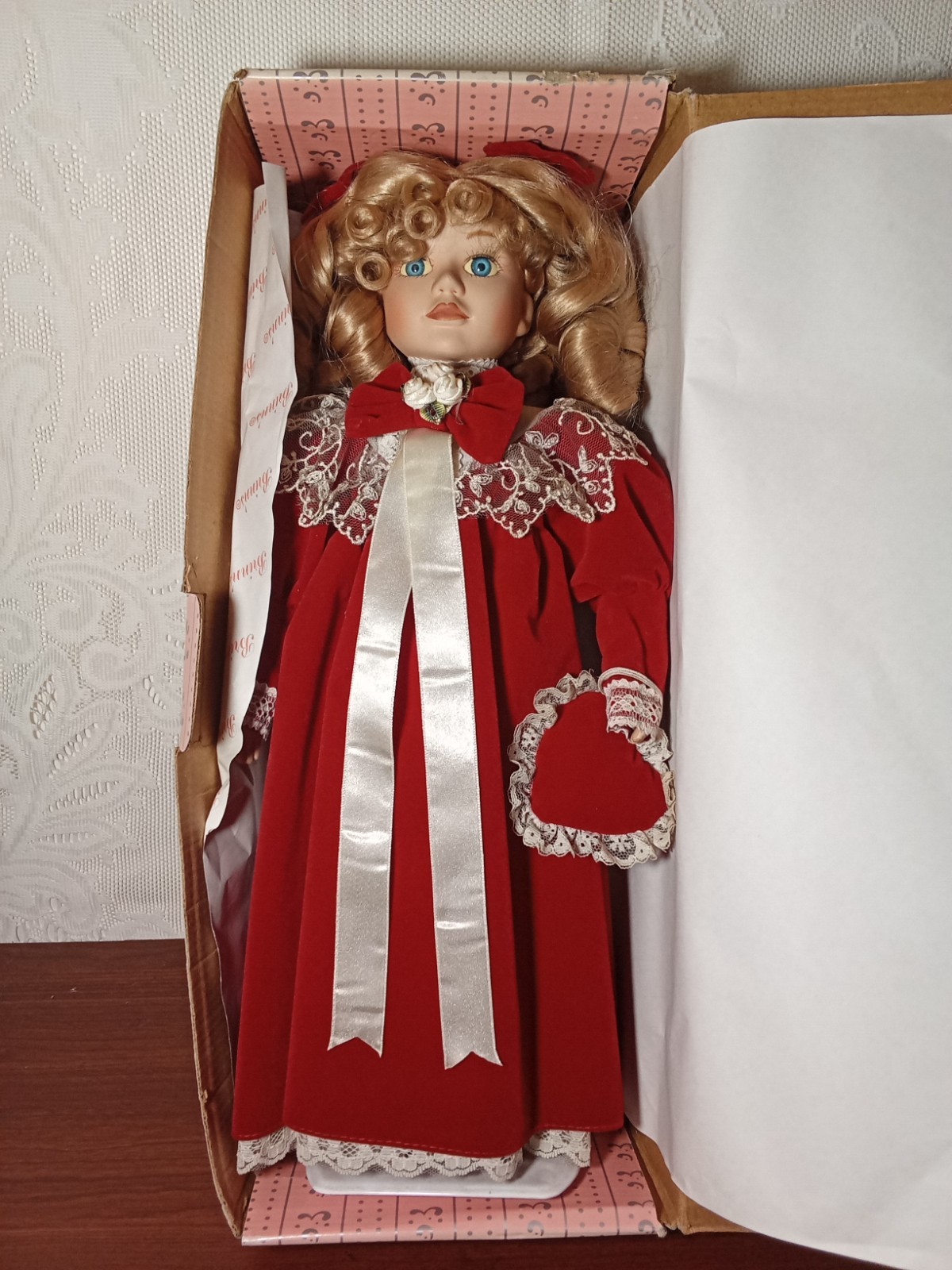 Brinn’s Collectible Valentine Sweetheart 1997 RARE Porcelain Doll Alexis Holiday