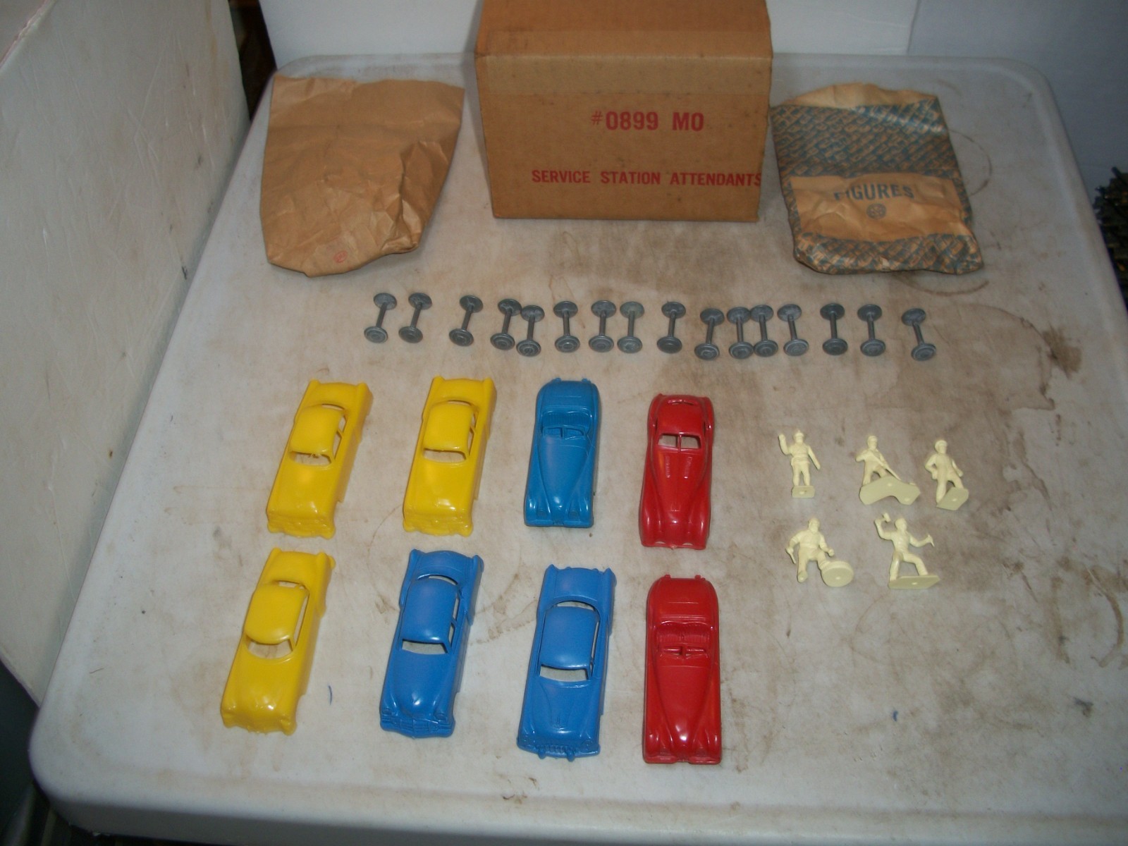 MARX SEARS SERVICE STATION PARTS 8 CARS, 16 METAL AXLES W/ WHEELS & 5 ATTENDANTS