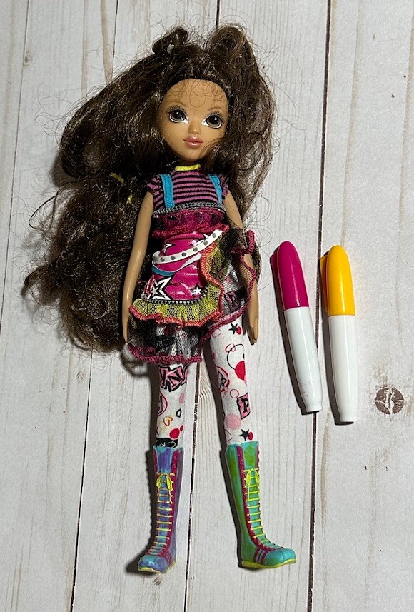 Vintage Moxie Girlz Artitude Sophina Fashion Doll Funky Outfit Clothes Bratz MGA