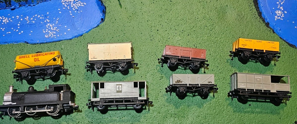 HO Guage Hornby Dublo 0-6-0 Steam Engine With 7 Frieght Cars
