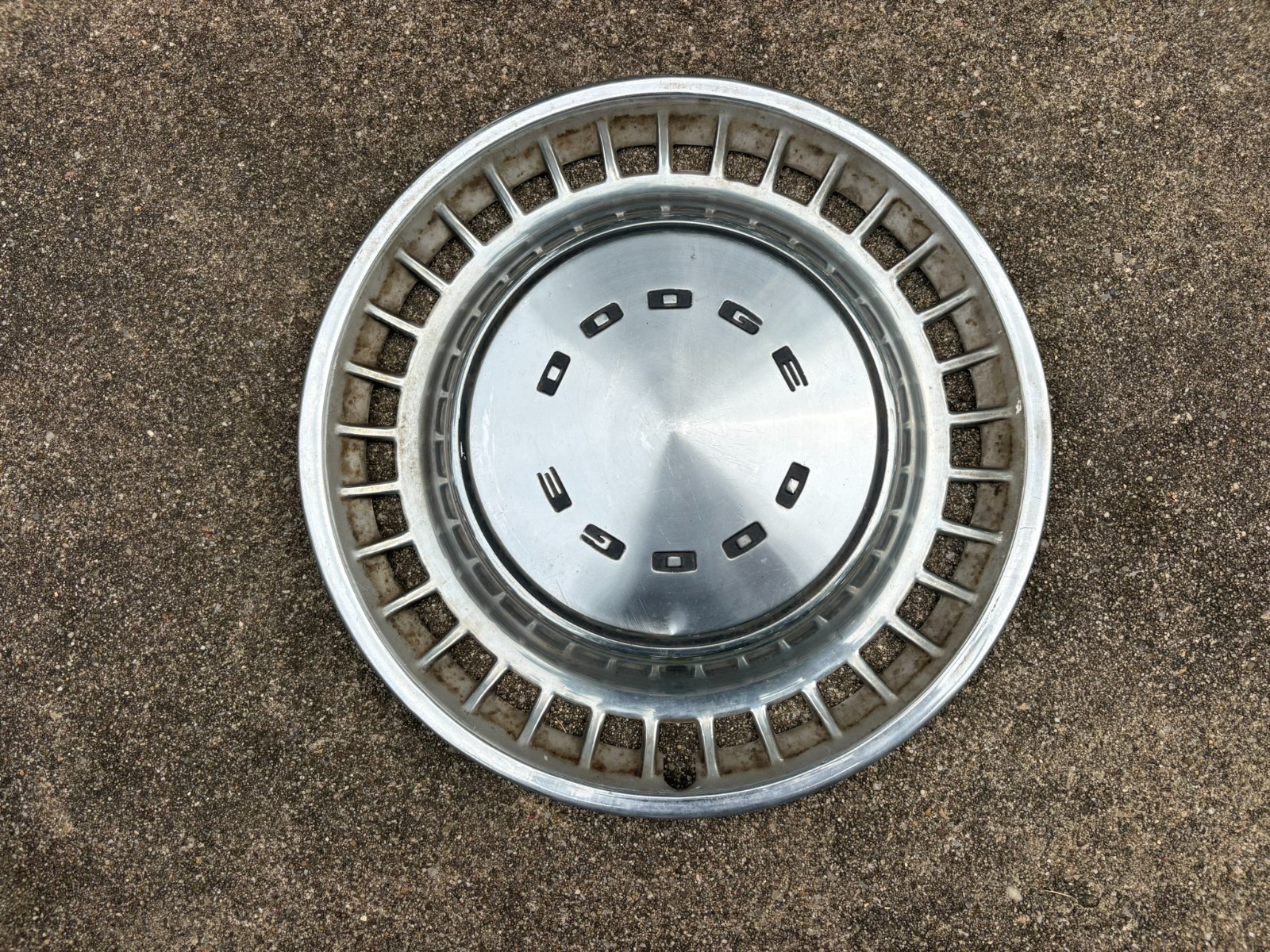 (1) 1972-1976 Dodge Dart, Challenger, Charger, Coronet Hubcap, Wheel Cover, OEM