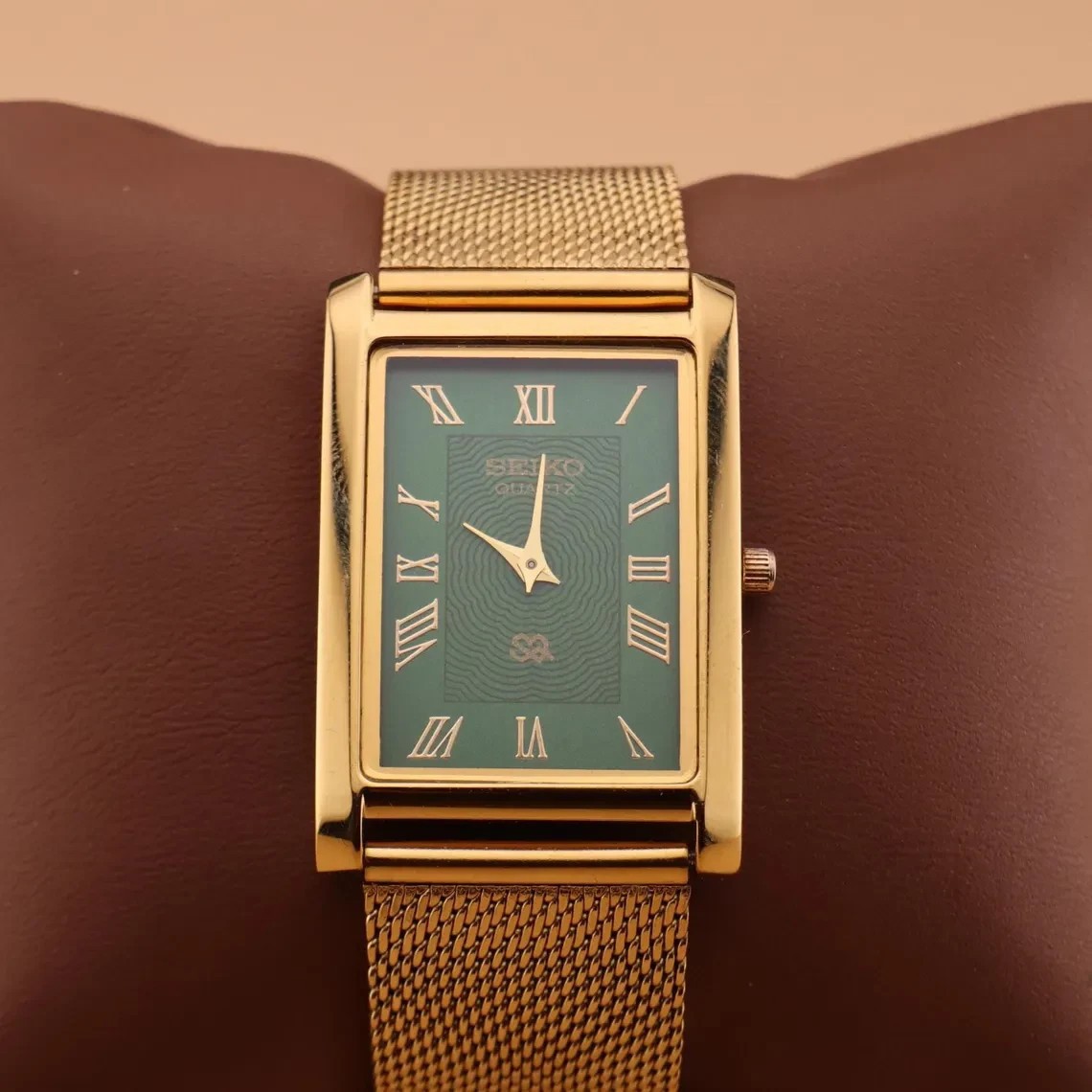 VINTAGE SEIKO SLIM GREEN DIAL WITH A MATCHING GOLD CHAIN MEN'S QUARTZ WATCH VINTAGE SEIKO SLIM GREEN DIAL WITH A MATCHING GOLD CHAIN MEN'S QUARTZ WATCH