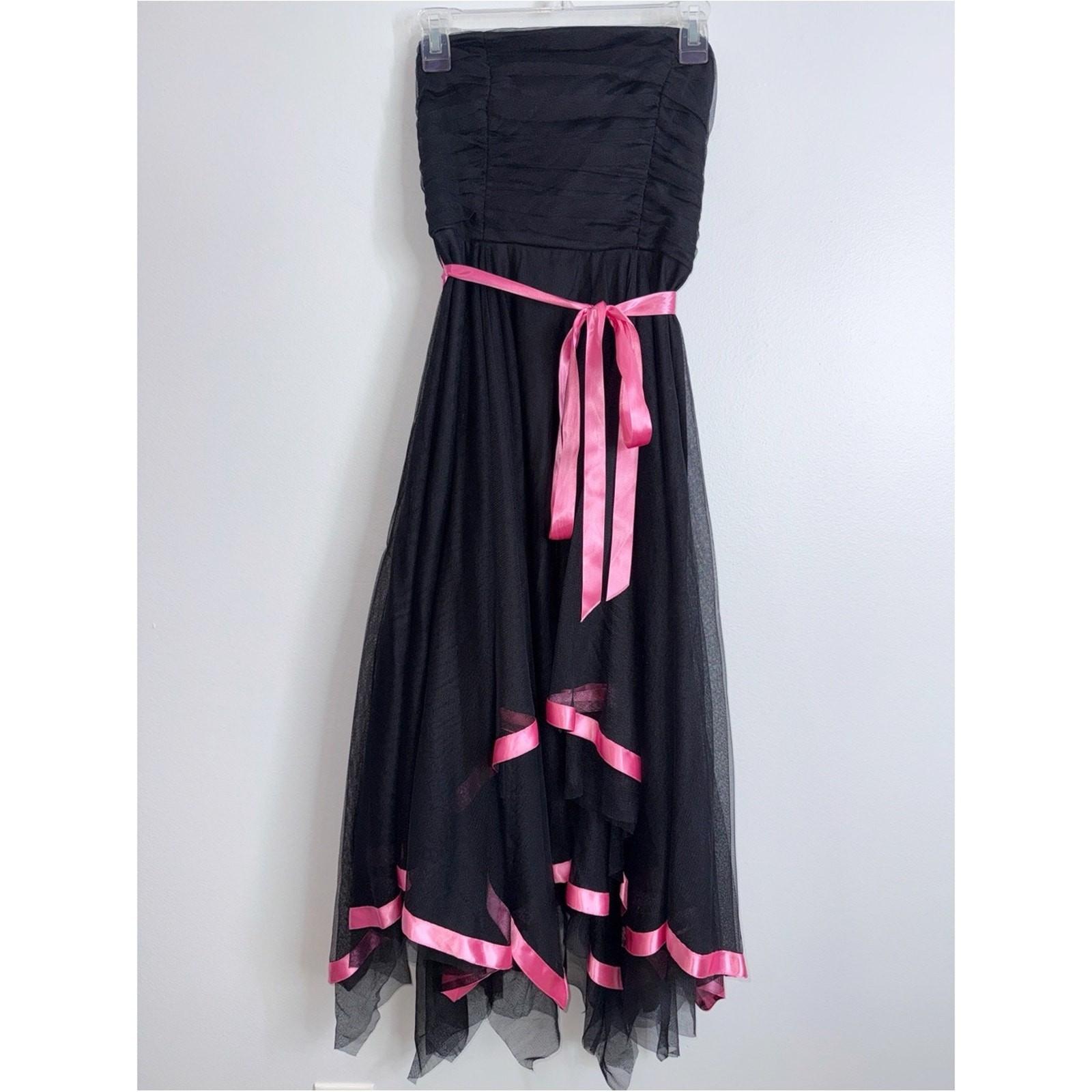 Cachê vintage black asymmetrical hem tulle strapless dress with pink satin trim Cachê vintage black asymmetrical hem tulle strapless dress with pink satin trim