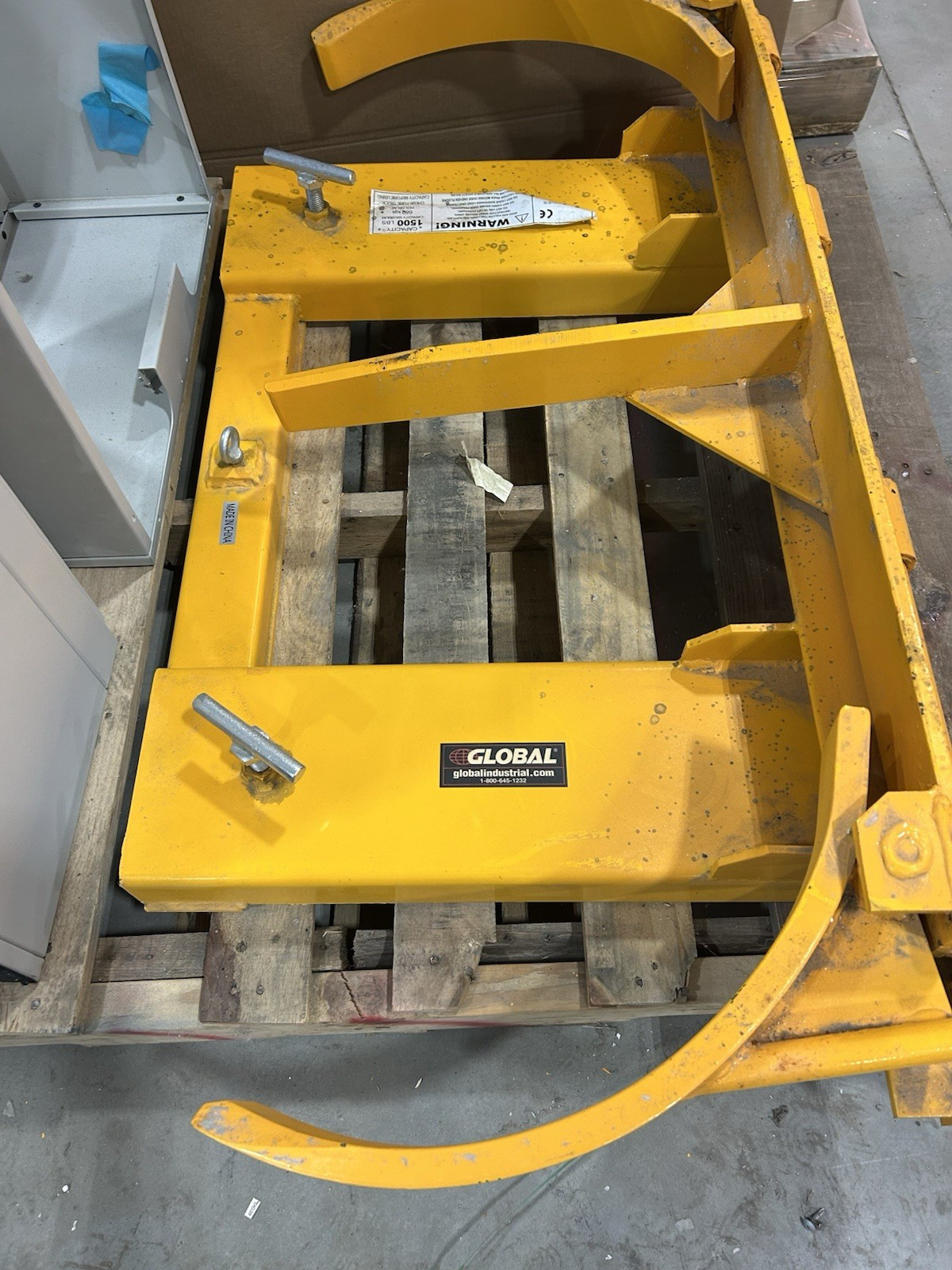 Global Industrial 1500 Lb. Capacity Forklift Tilting Drum Dumper DG Series Crab