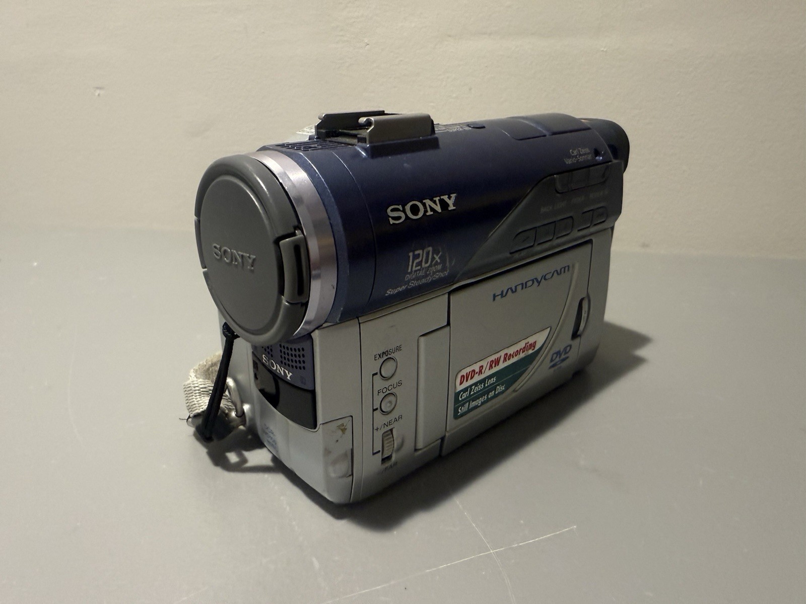 Sony Handycam DCR-DVD100 Camcorder w/ Battery Disc. Tested and Works Sony Handycam DCR-DVD100 Camcorder w/ Battery Disc. Tested and Works